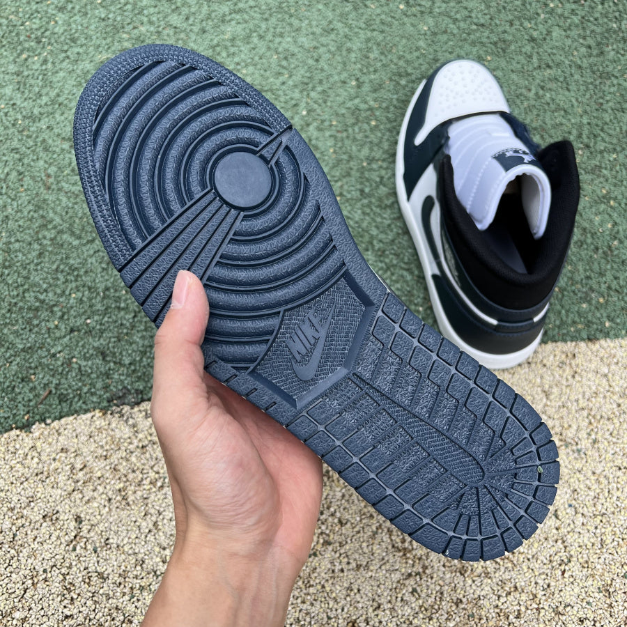 AJ1 MID Black