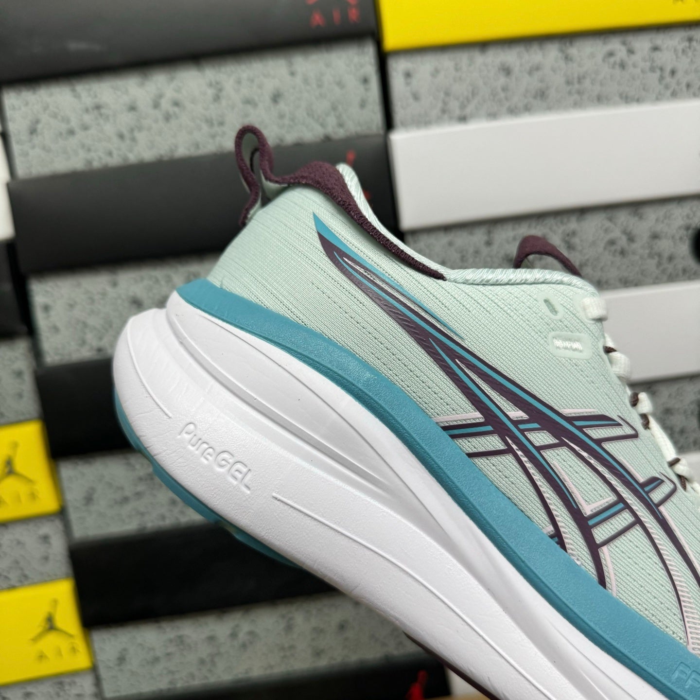 GEL-NIMBUS 28 Light Blue