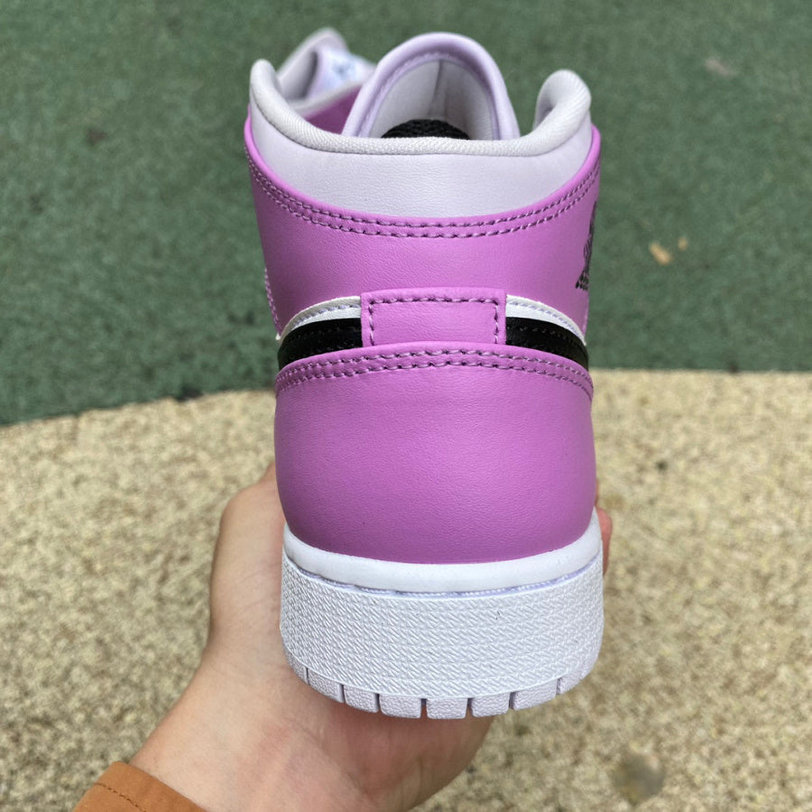AJ1 MID Barely Grape