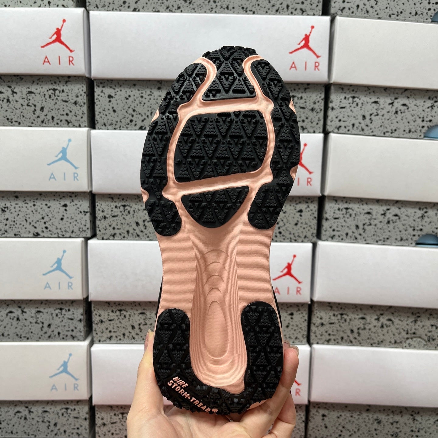 Vomero Plus Black Pink