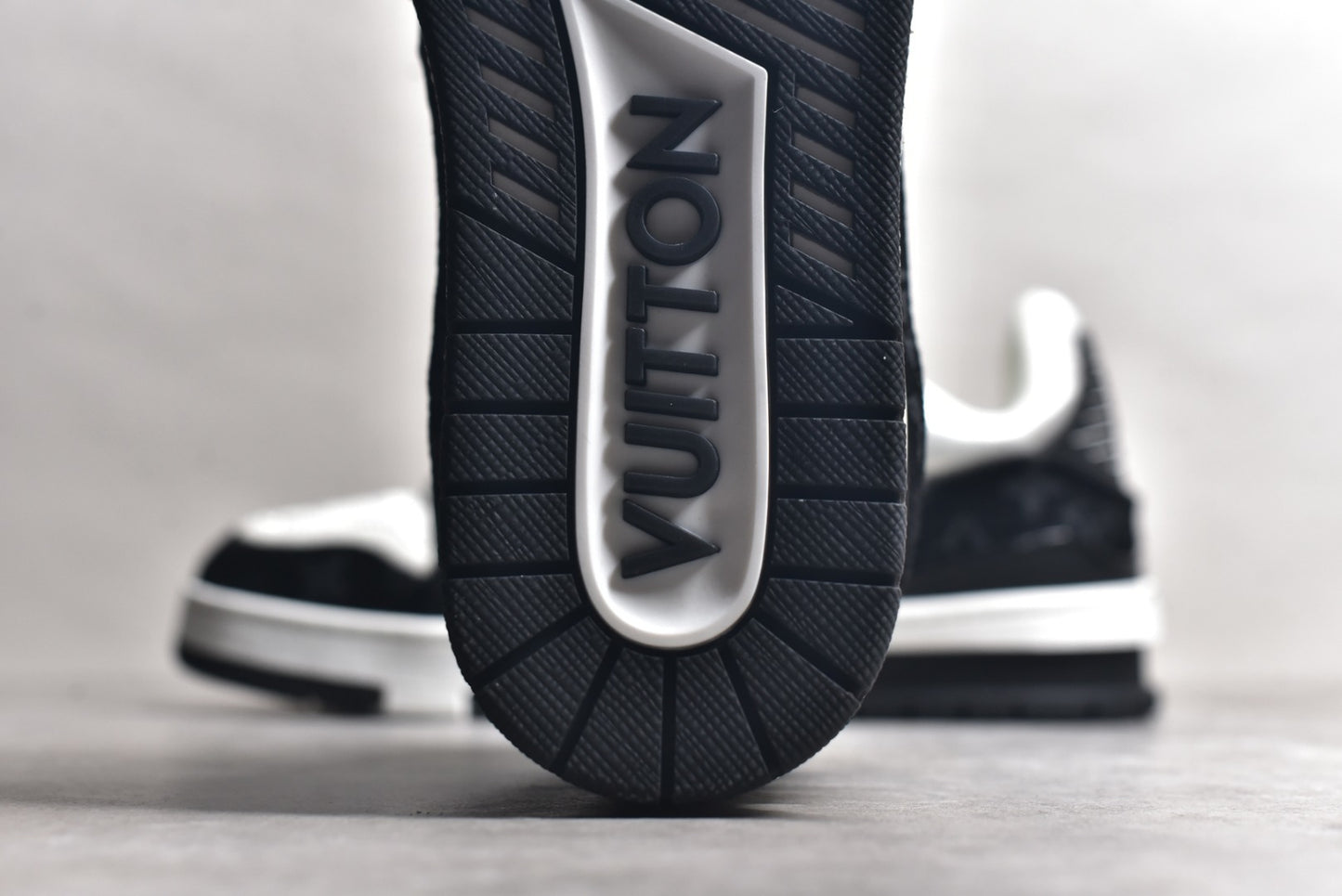 Trainer Black and White
