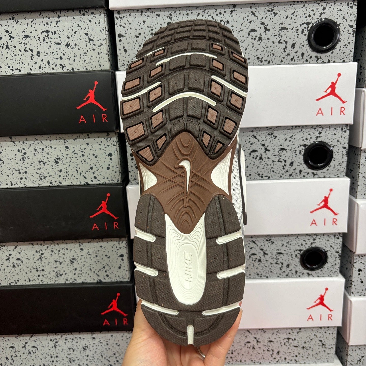 V5 RNR White / Brown