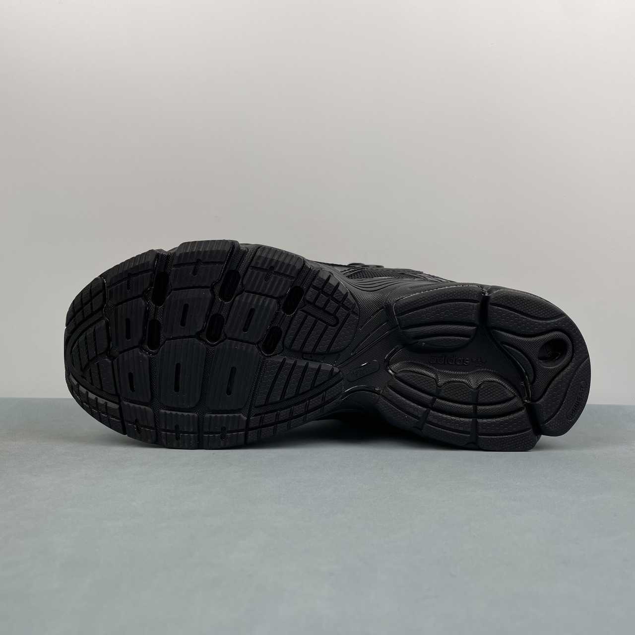 AD ASTIR Black