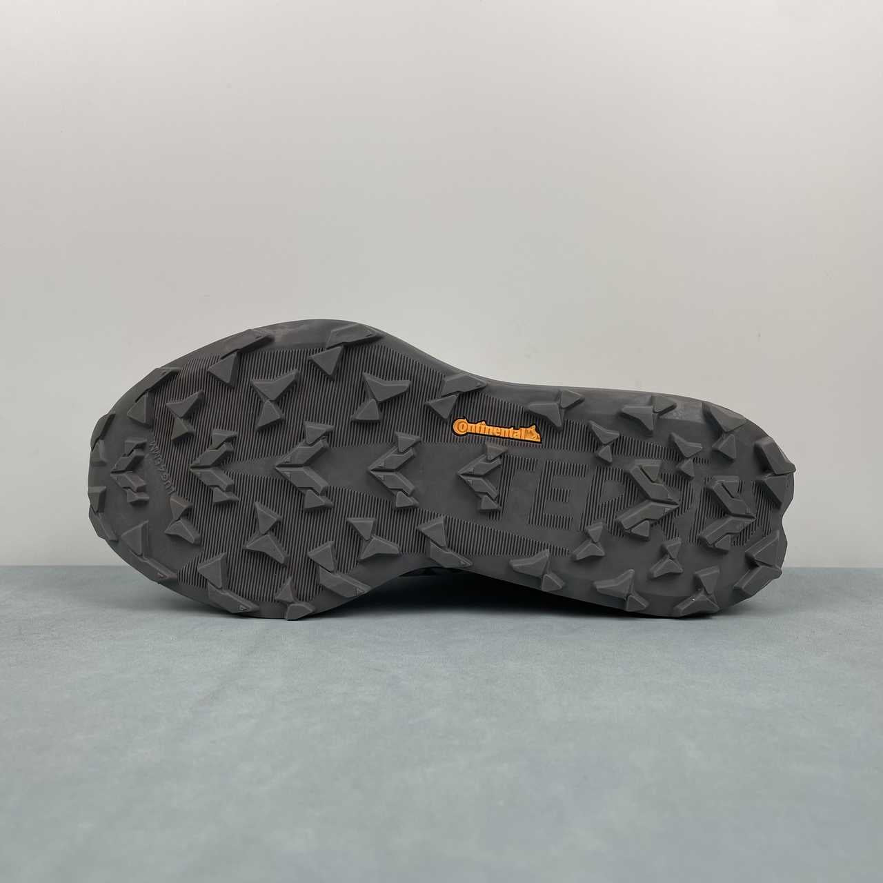 TERREX AGRAVIC Grey White