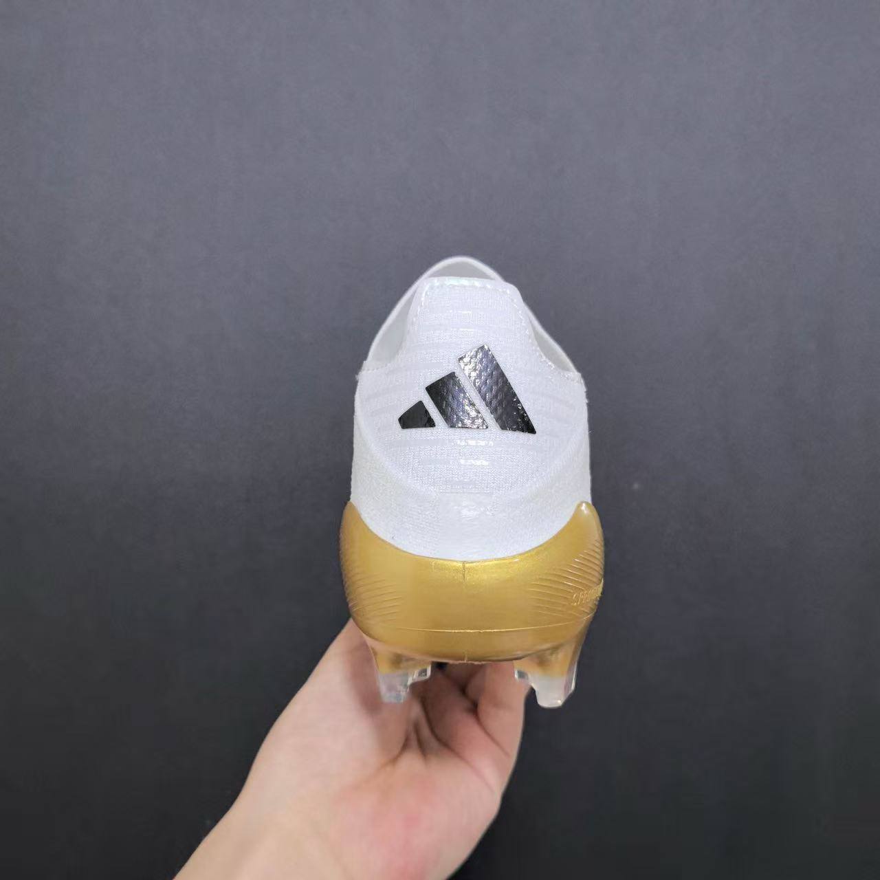 F50 Elite FG com cordões
