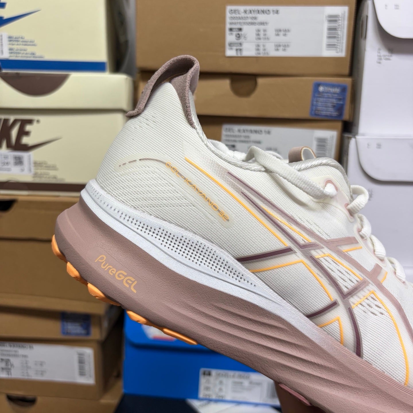 GEL-KAYANO 32 Beige/White