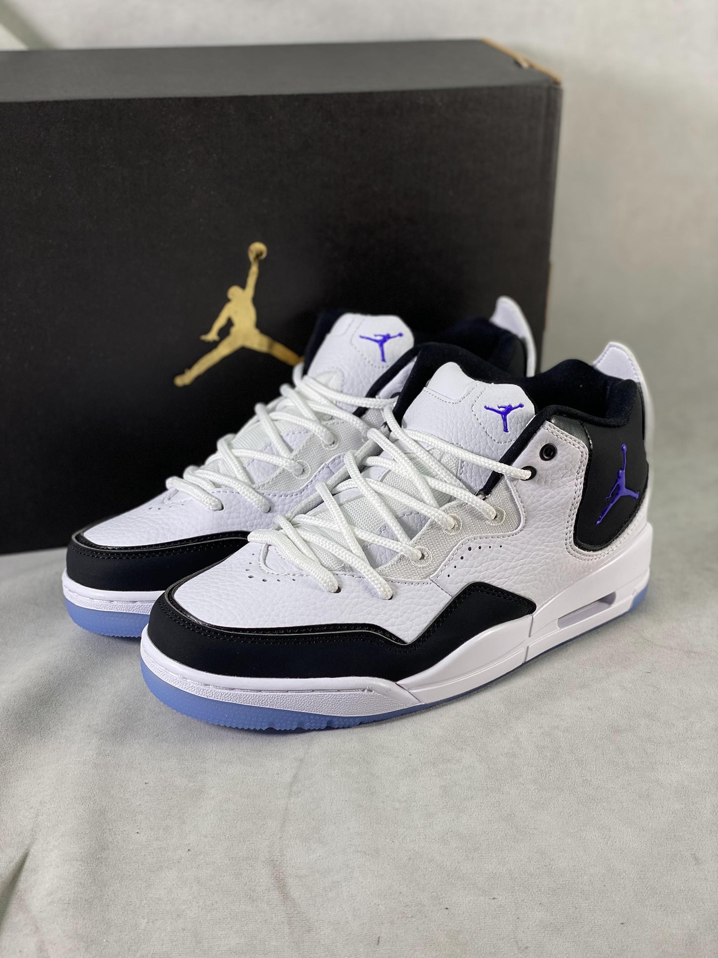 23 White Dark Concord Black