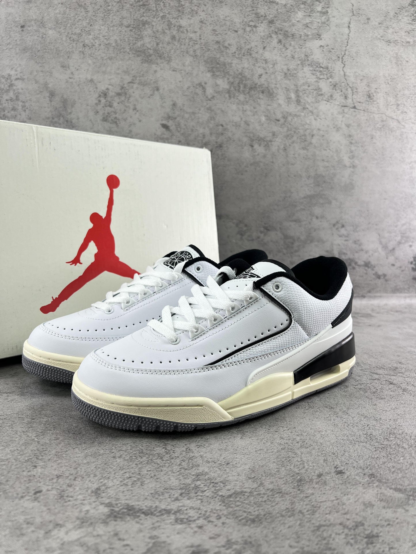 23 WHITE & BLACK