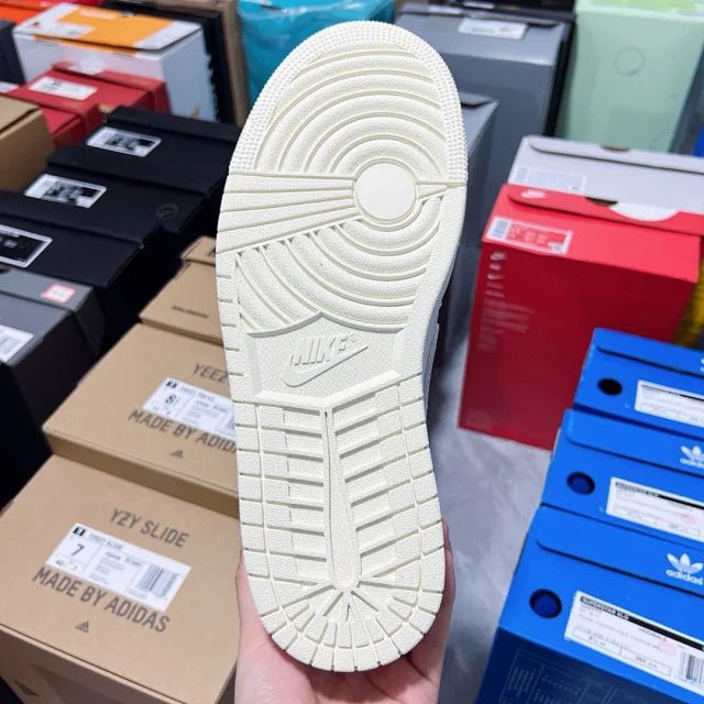 AJ1 Low