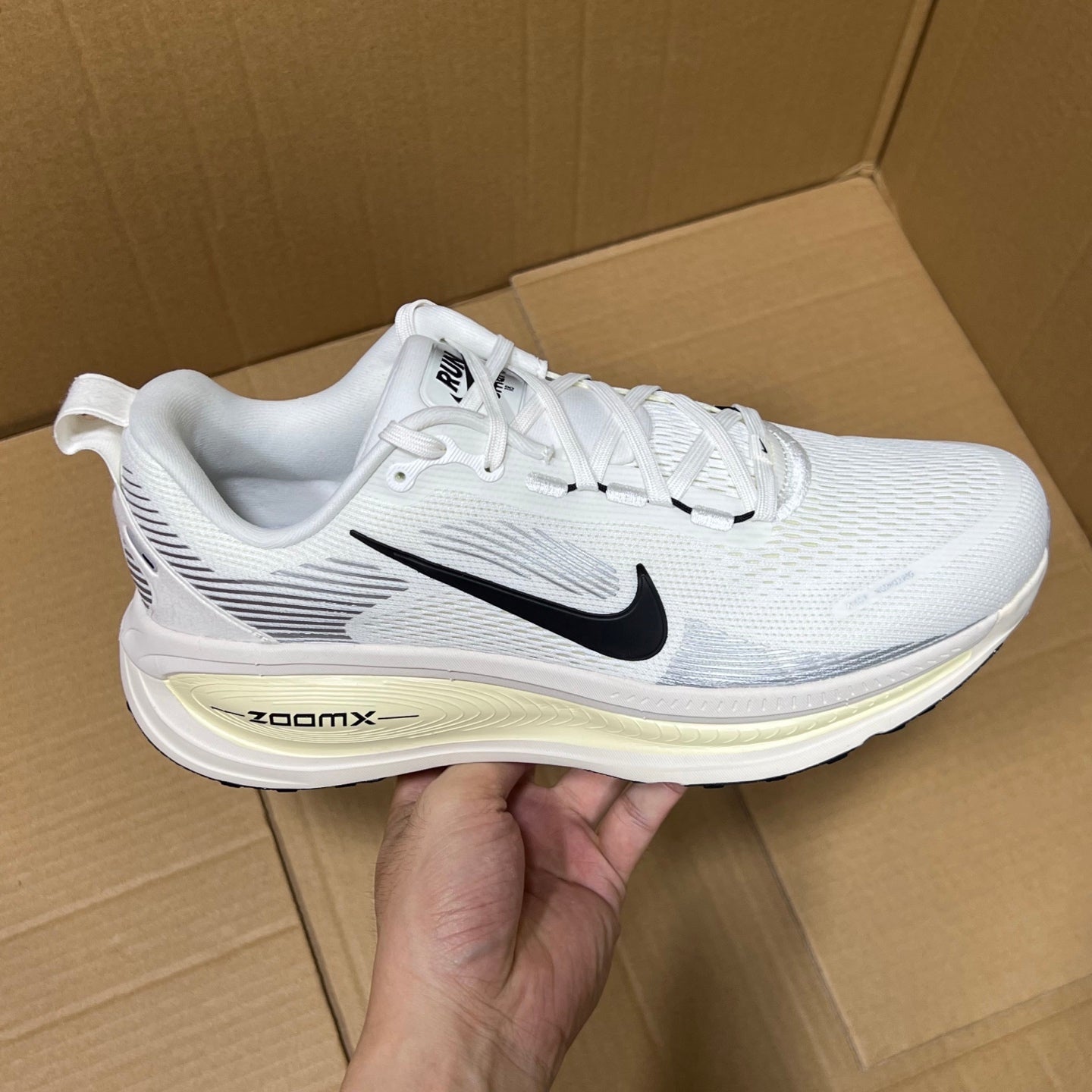 Vomero 18 White/Black