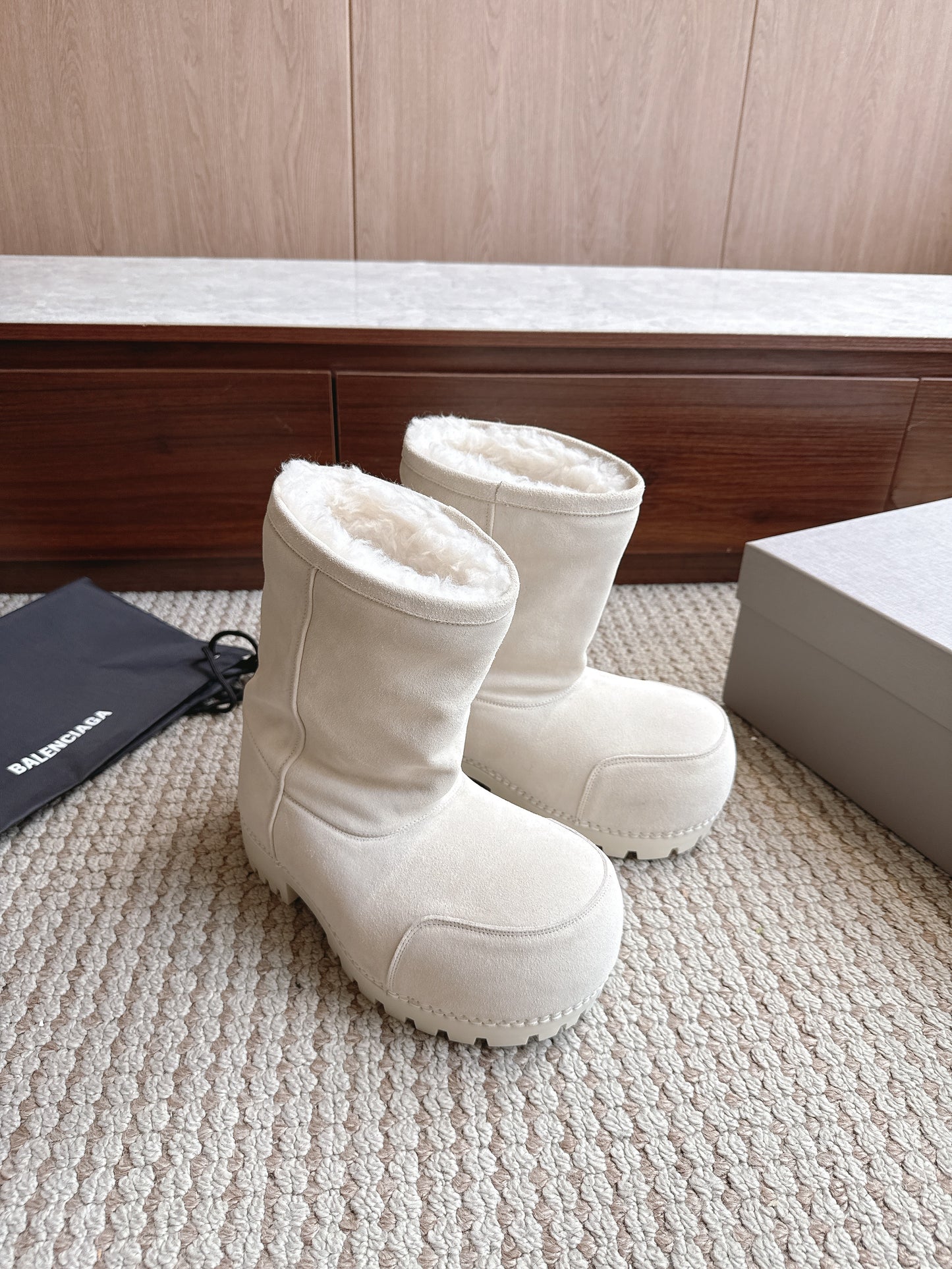 BLG Alaska Suede Boots White