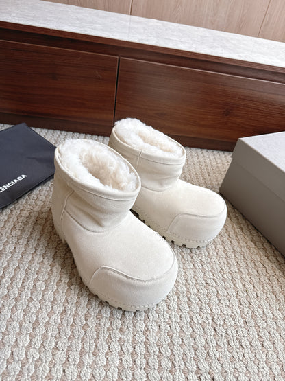 BLG Alaska Suede Boots White