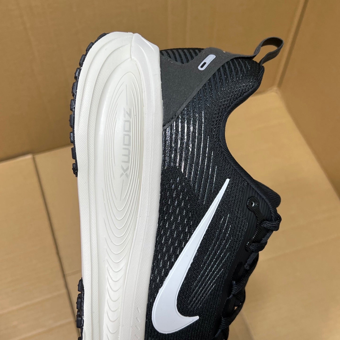 Vomero 18 Black/White