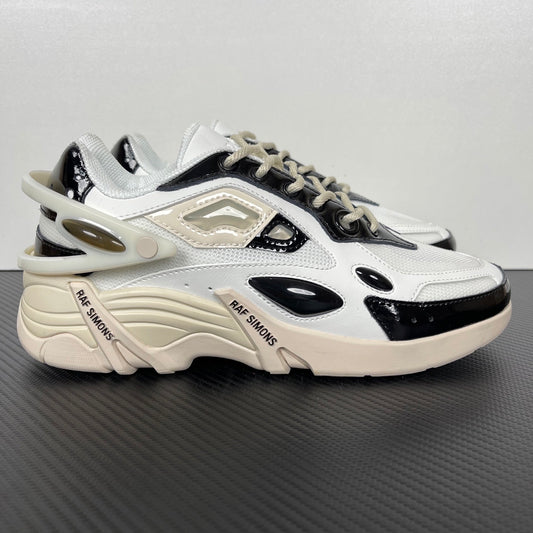 Cylon-21 White and Black