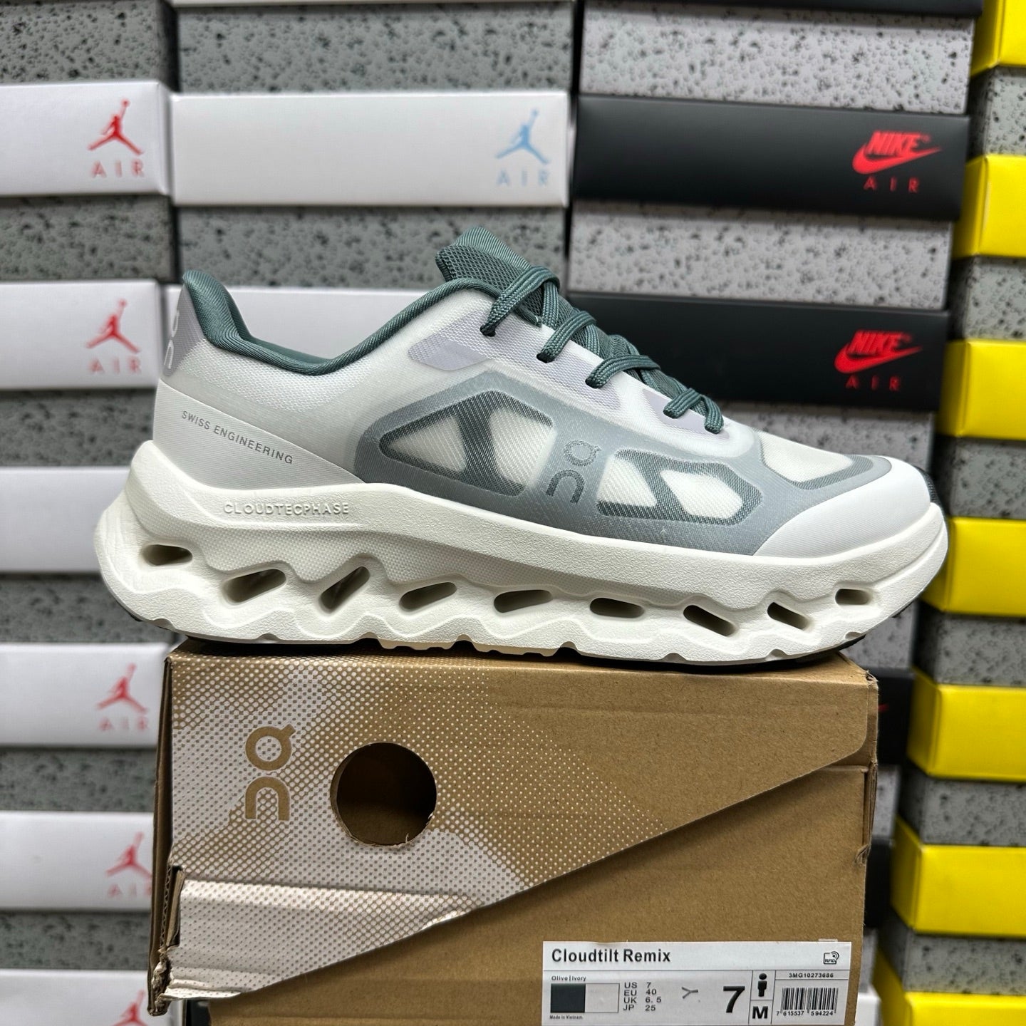 On Running Cloudtilt Remix White Grey