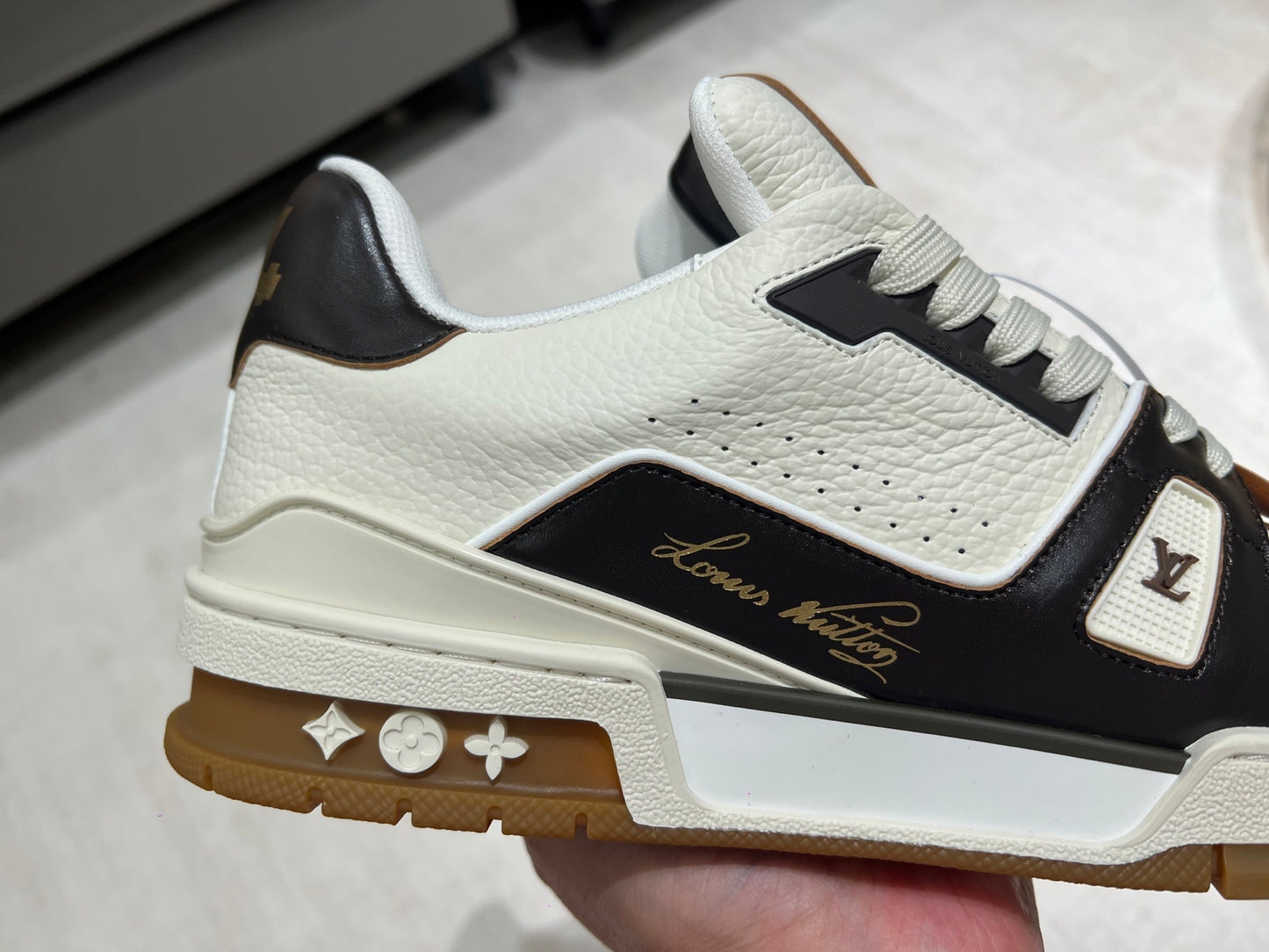 Trainer White and Black