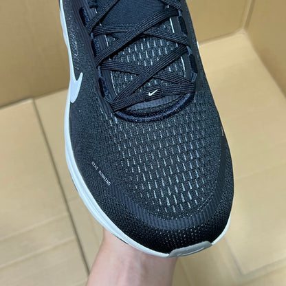 Vomero 18 Black/White