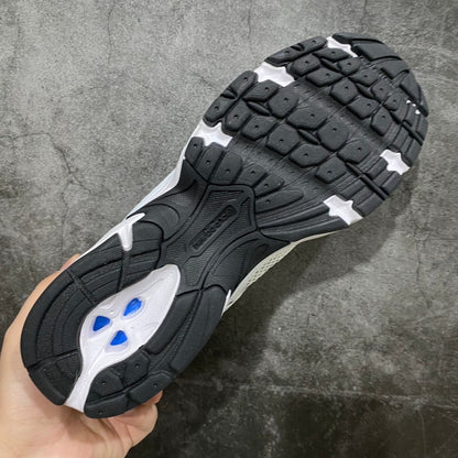 530 White and Black