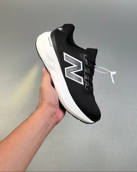 880 Fresh Foam X Vongo Black and White