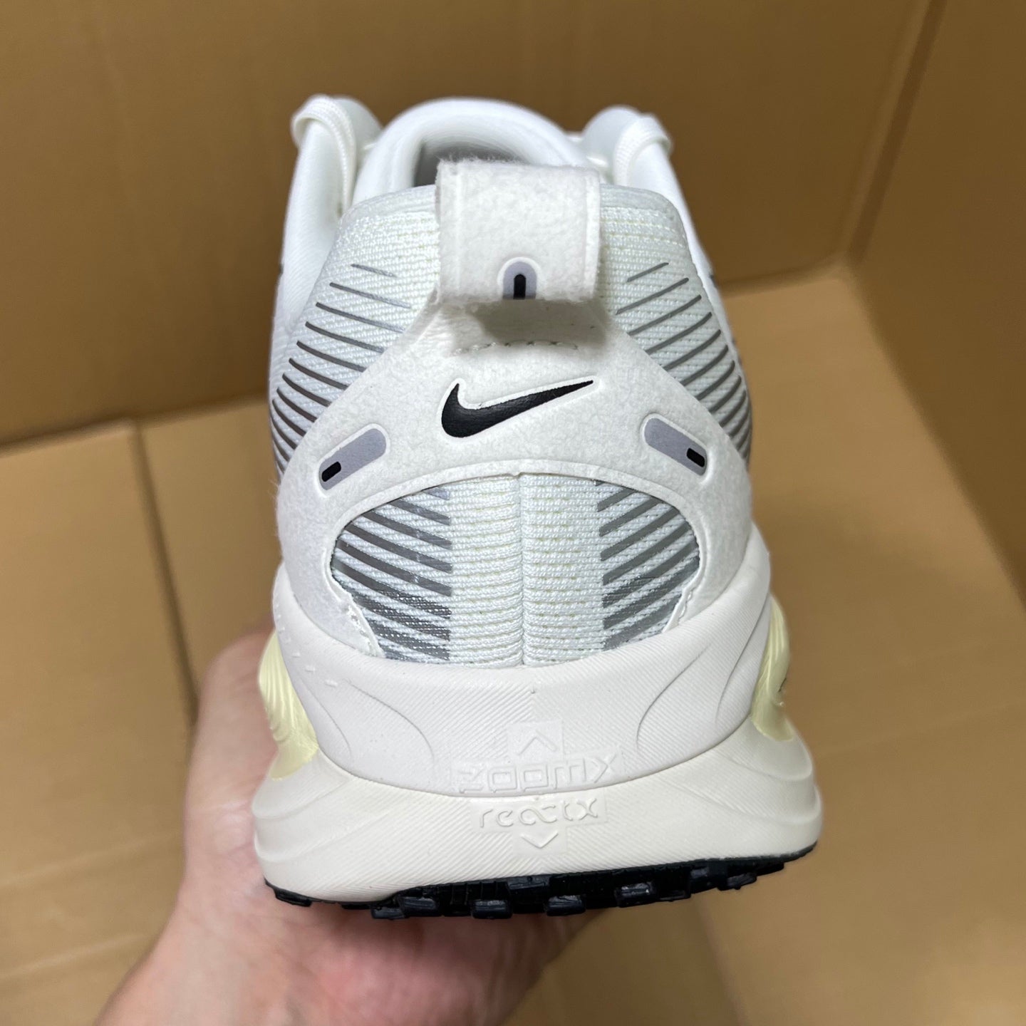 Vomero 18 White/Black