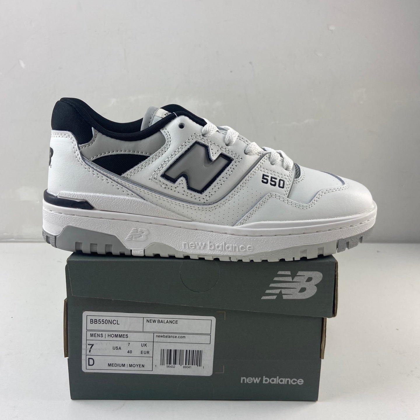 550 White Concrete Black
