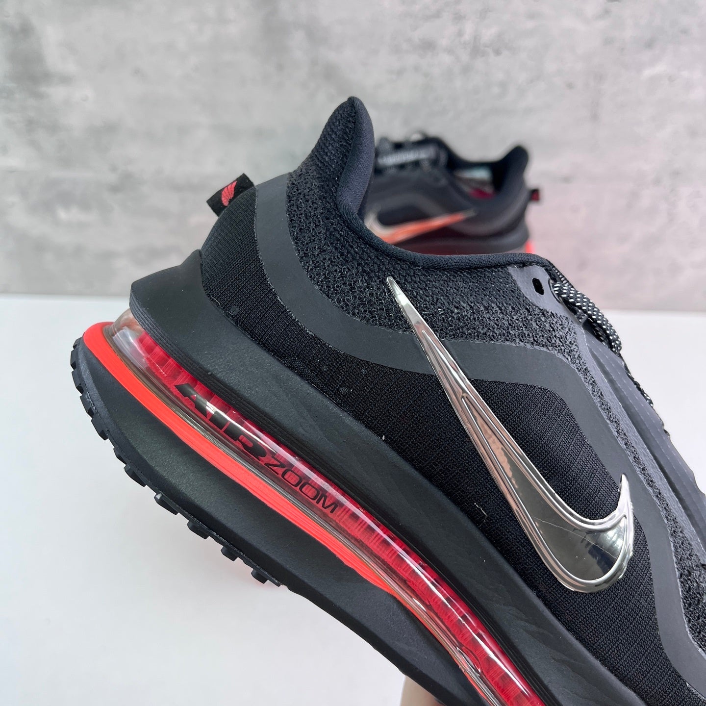 Pegasus Premium Black/Red