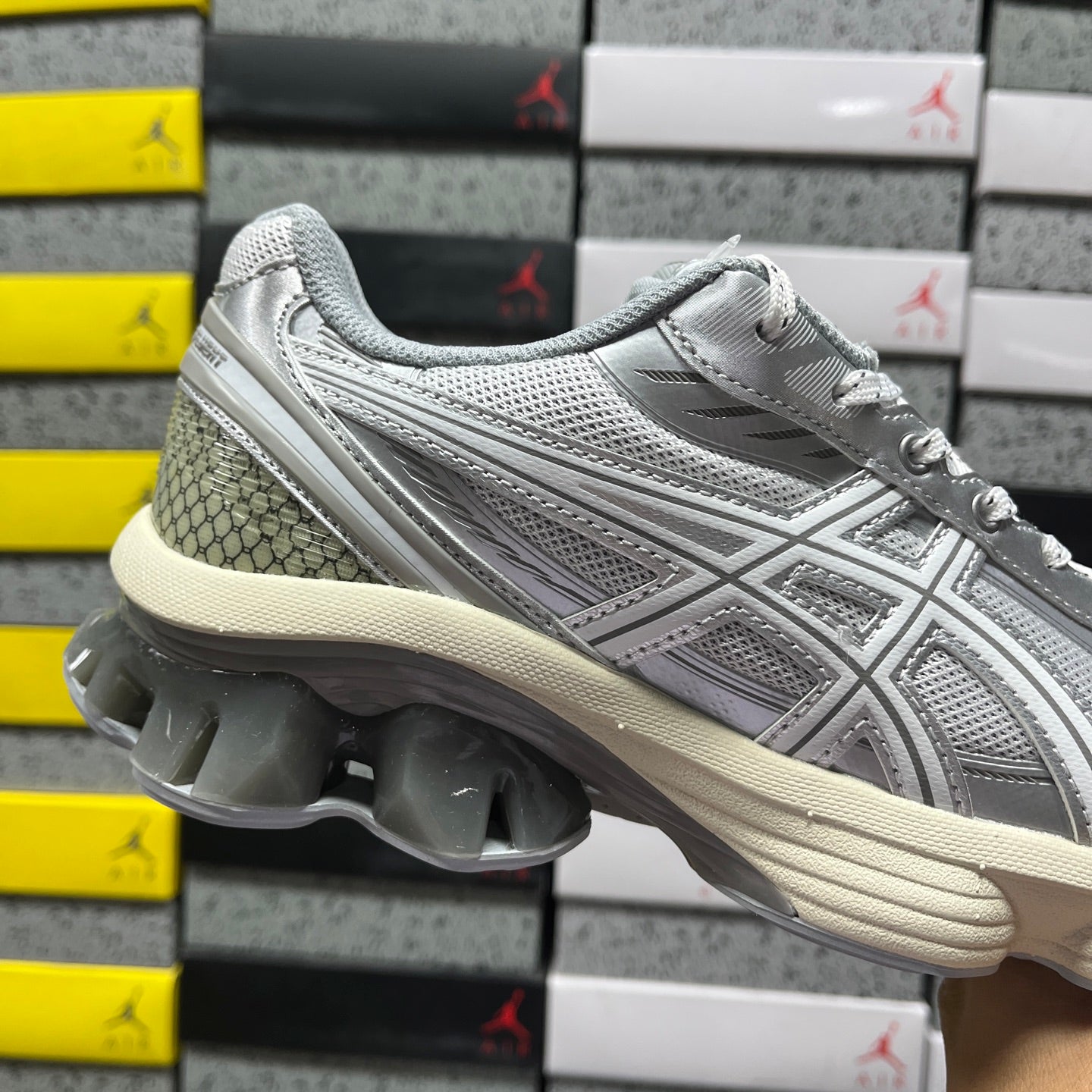 Gel-Kinetic Fluent White and Silver