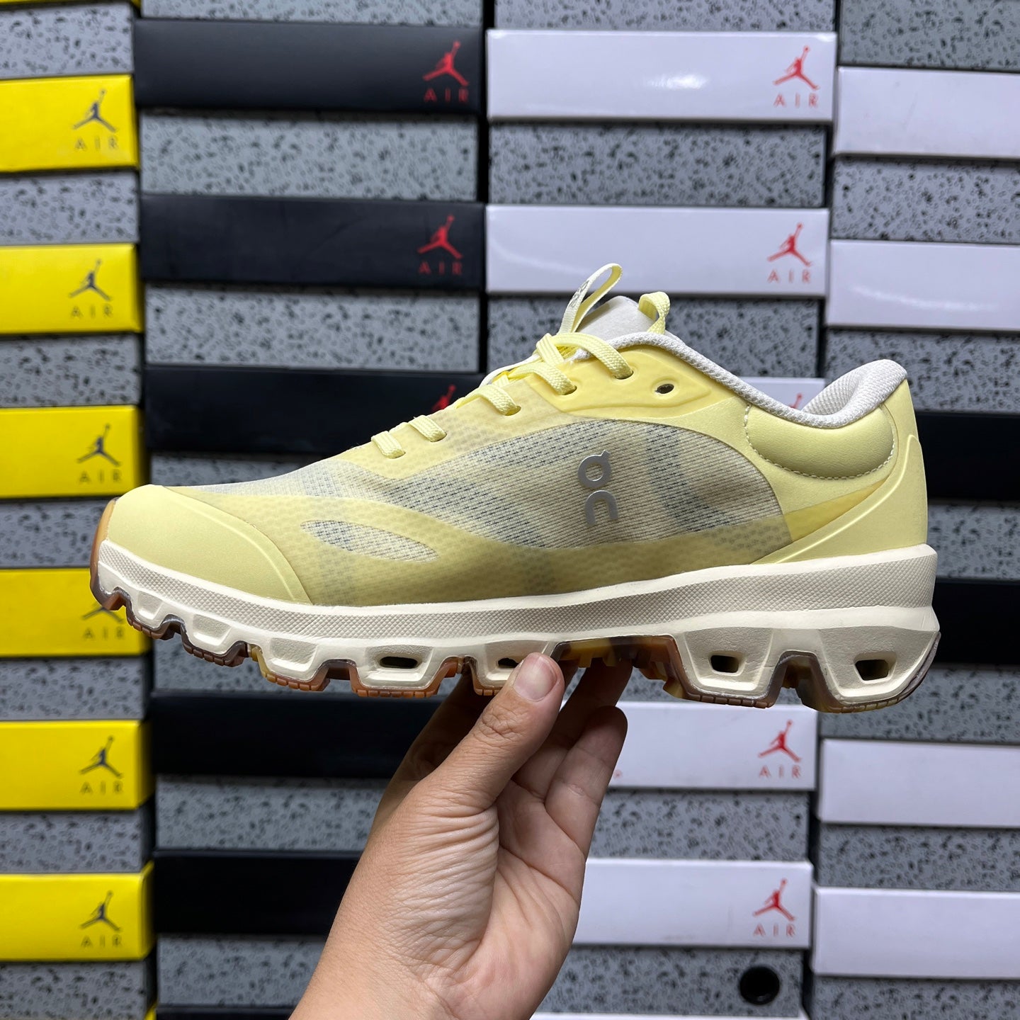 Cloudtilt Loewe Yellow