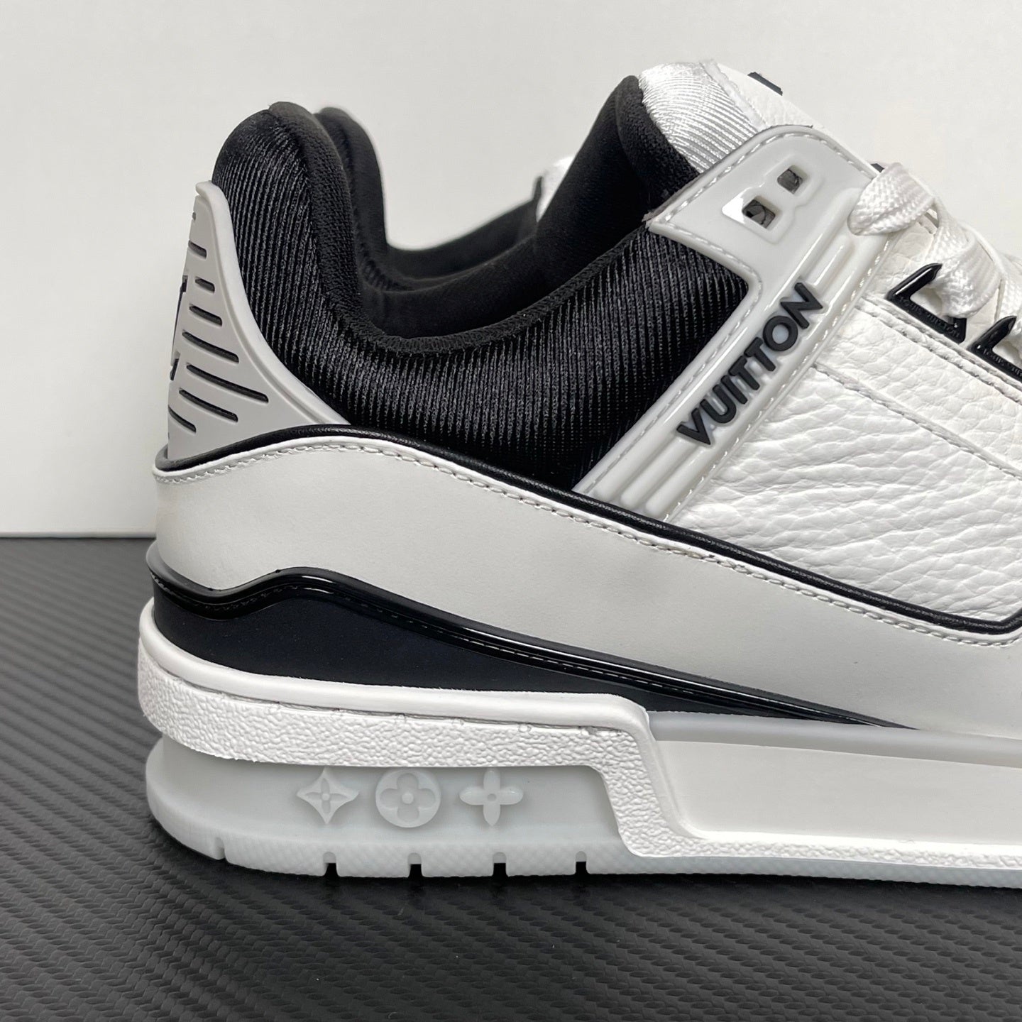 Trainer White and Black