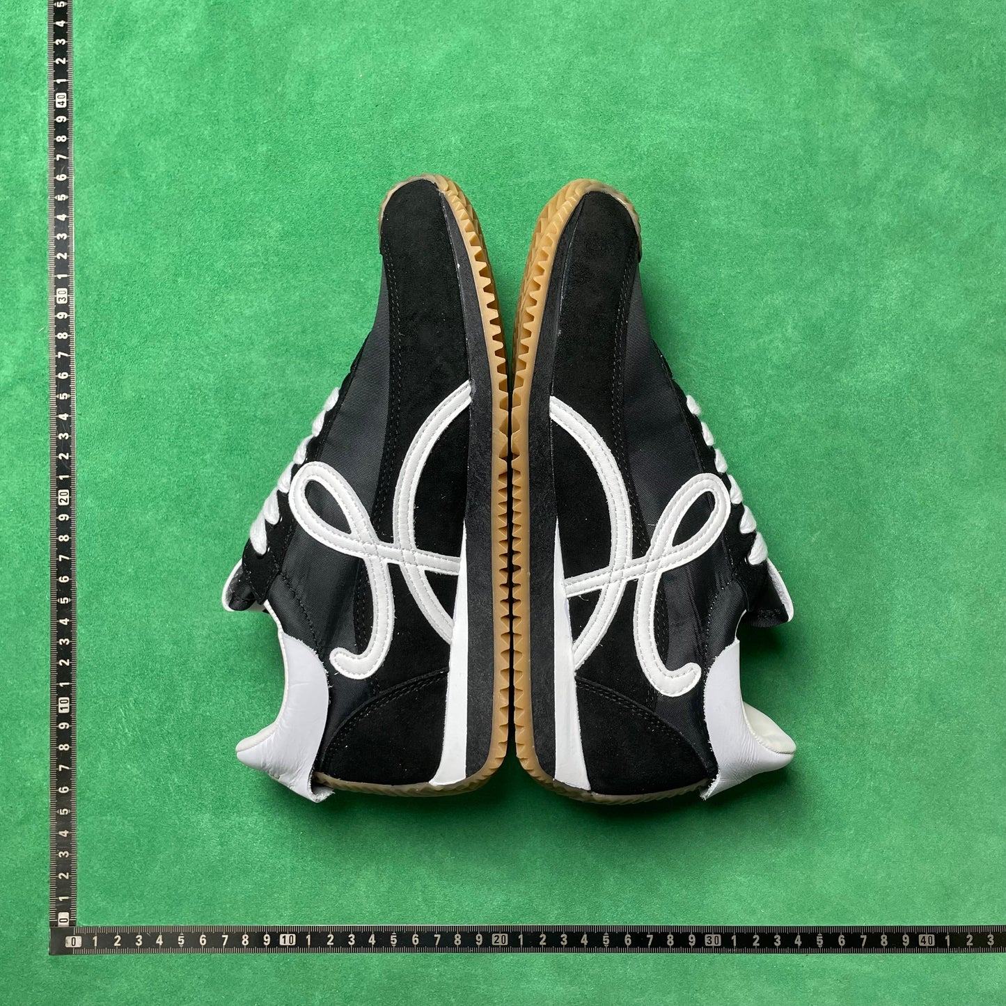 Flow Runner Black and White