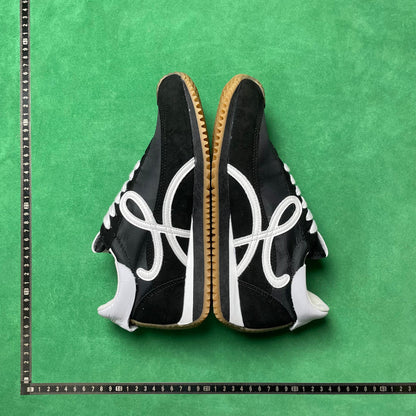 Flow Runner Black and White