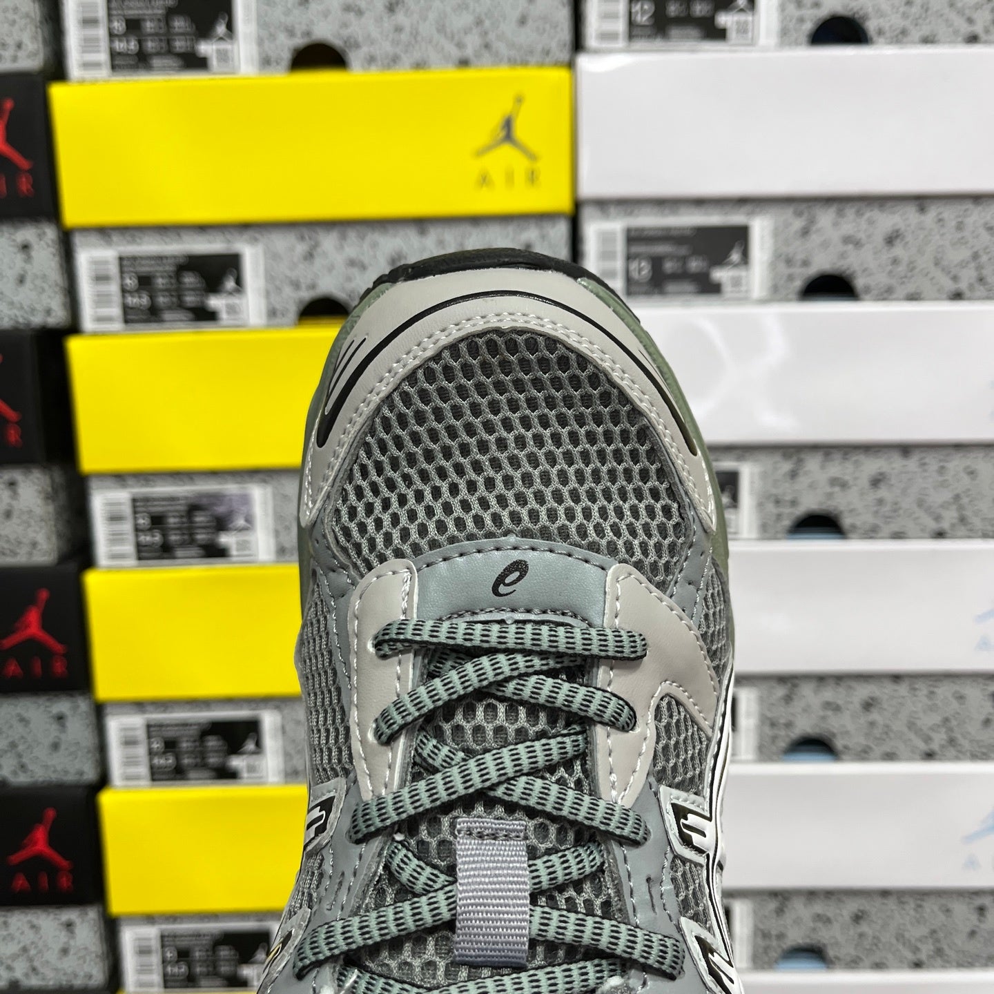 Gel-1130  Wild Dove/White