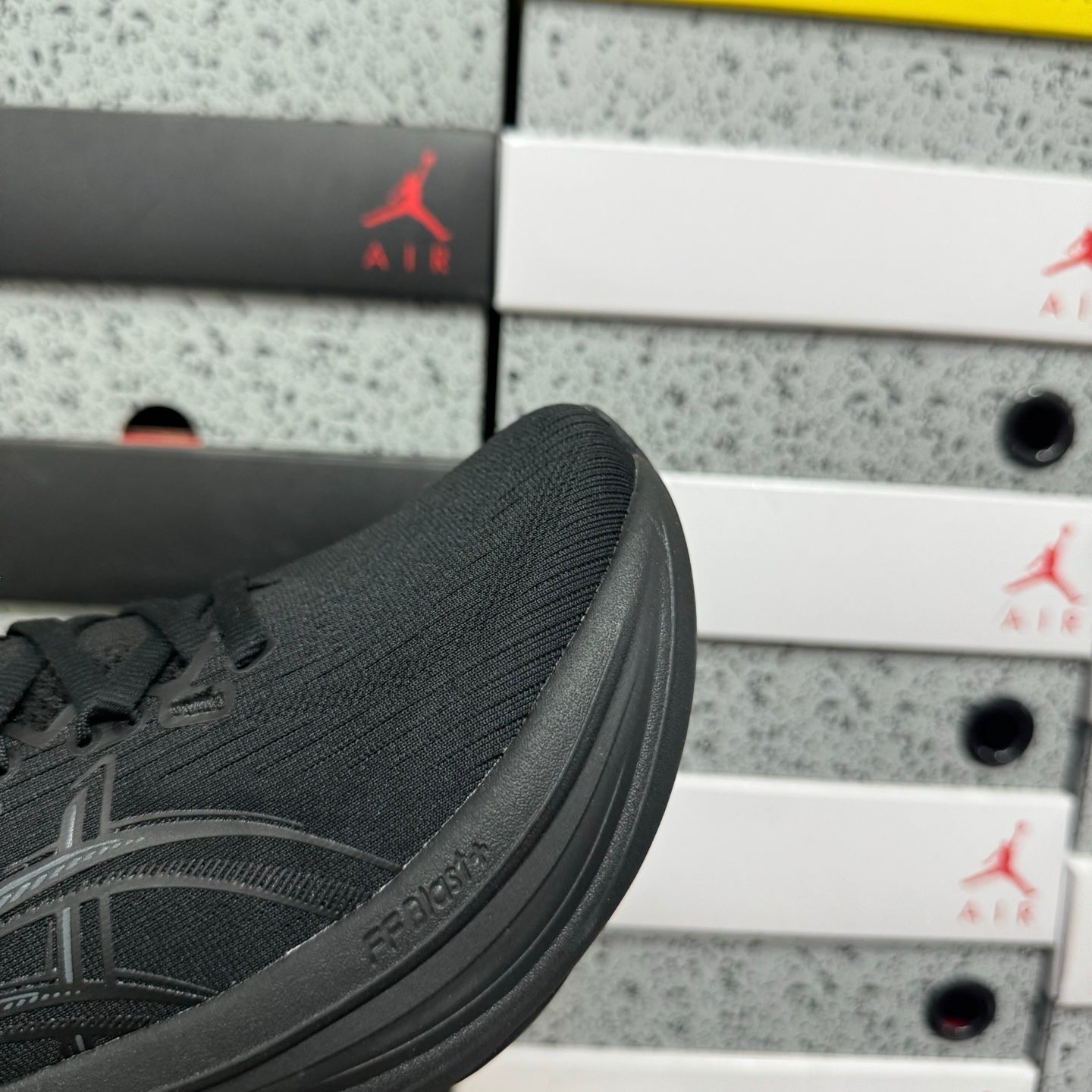 GEL-NIMBUS 28 Black