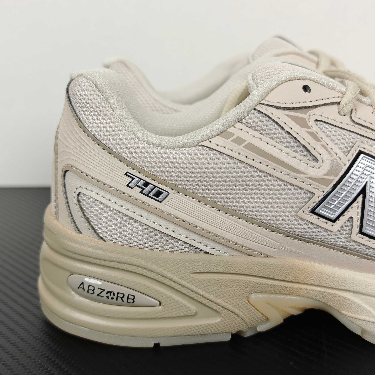 740 Sea Salt / Beige