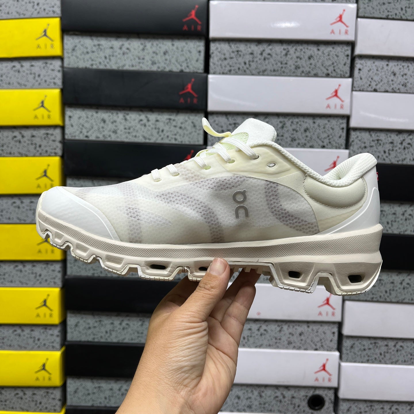 Cloudtilt Loewe White