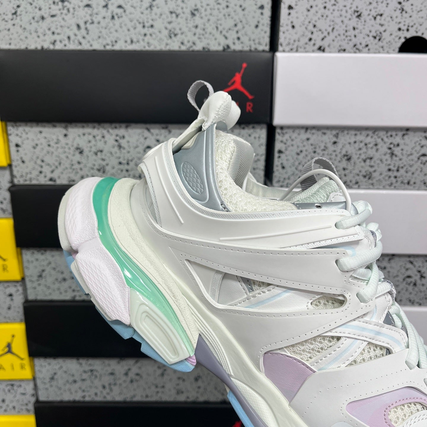 BLG Track Pastel