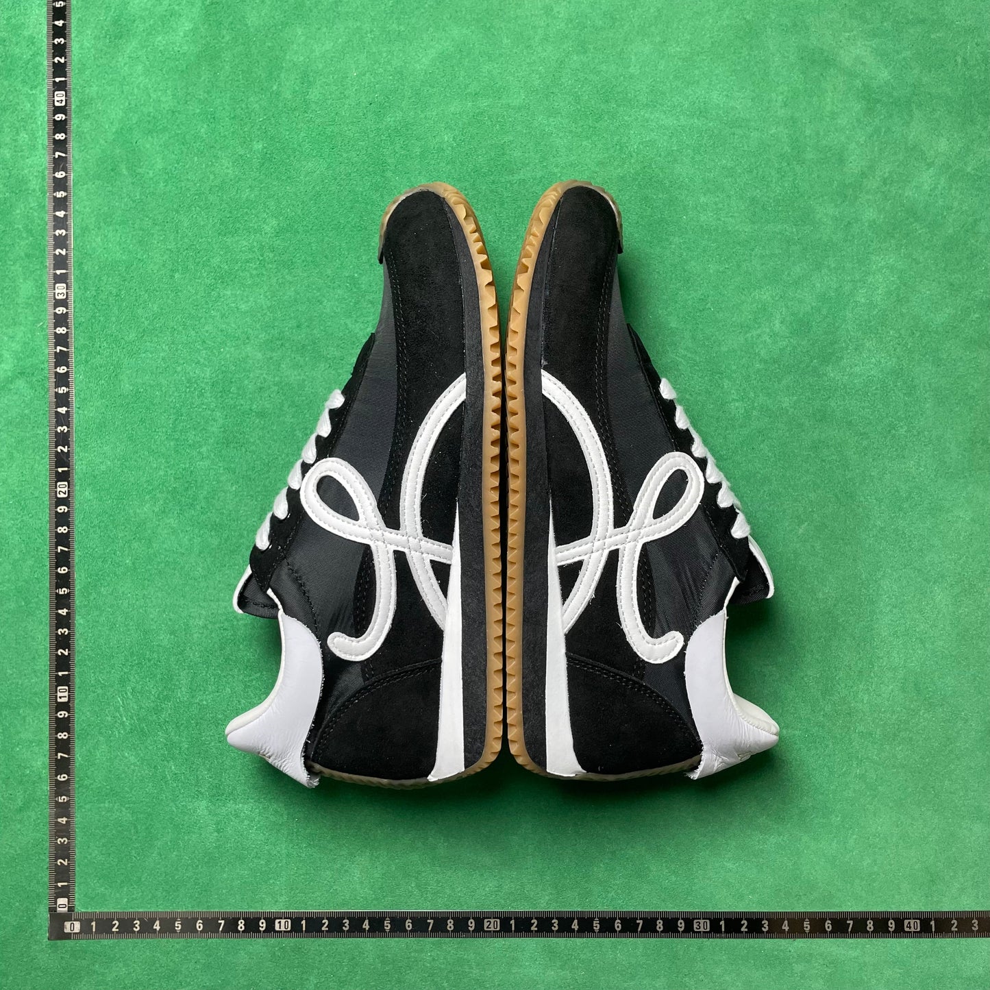 Flow Runner Black and White