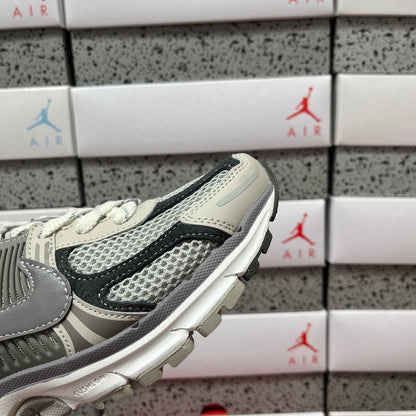 Vomero 5 Metallic Silver