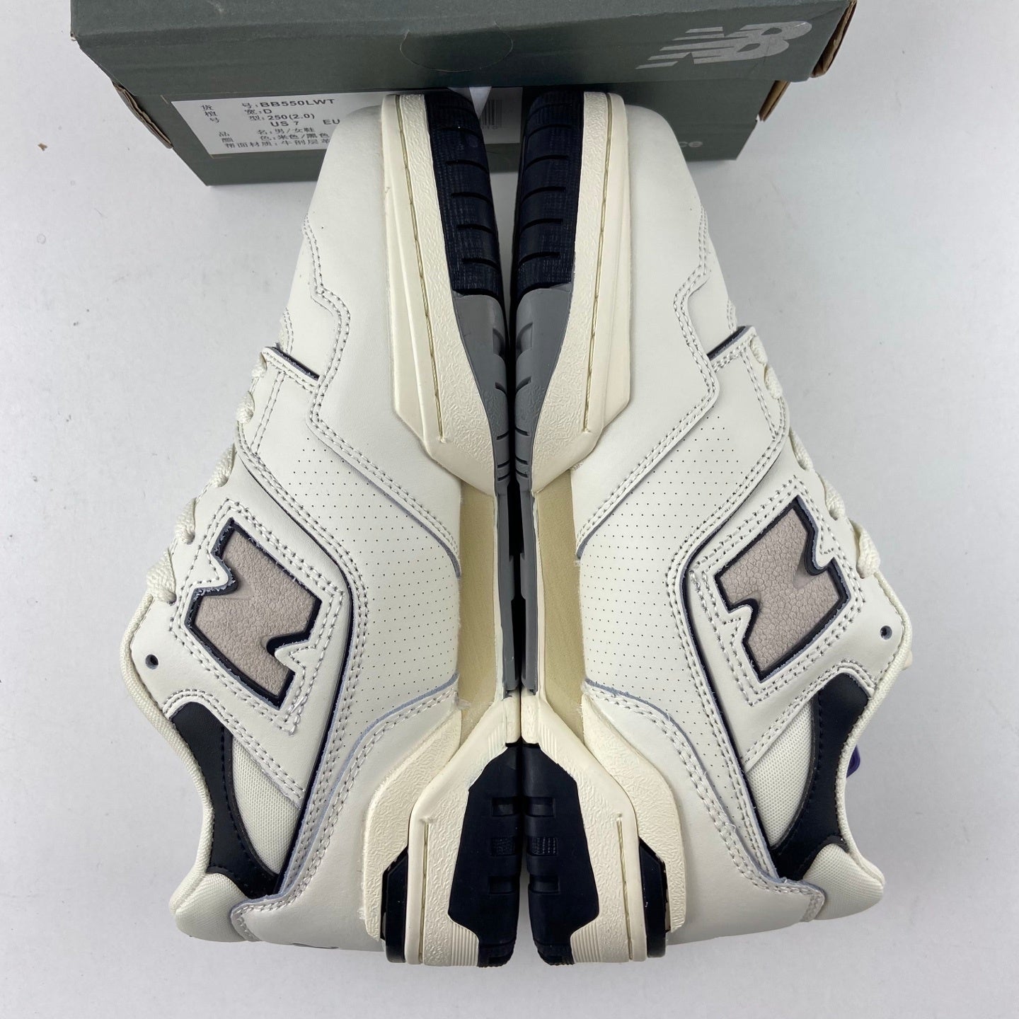 550 Vintage White and Grey