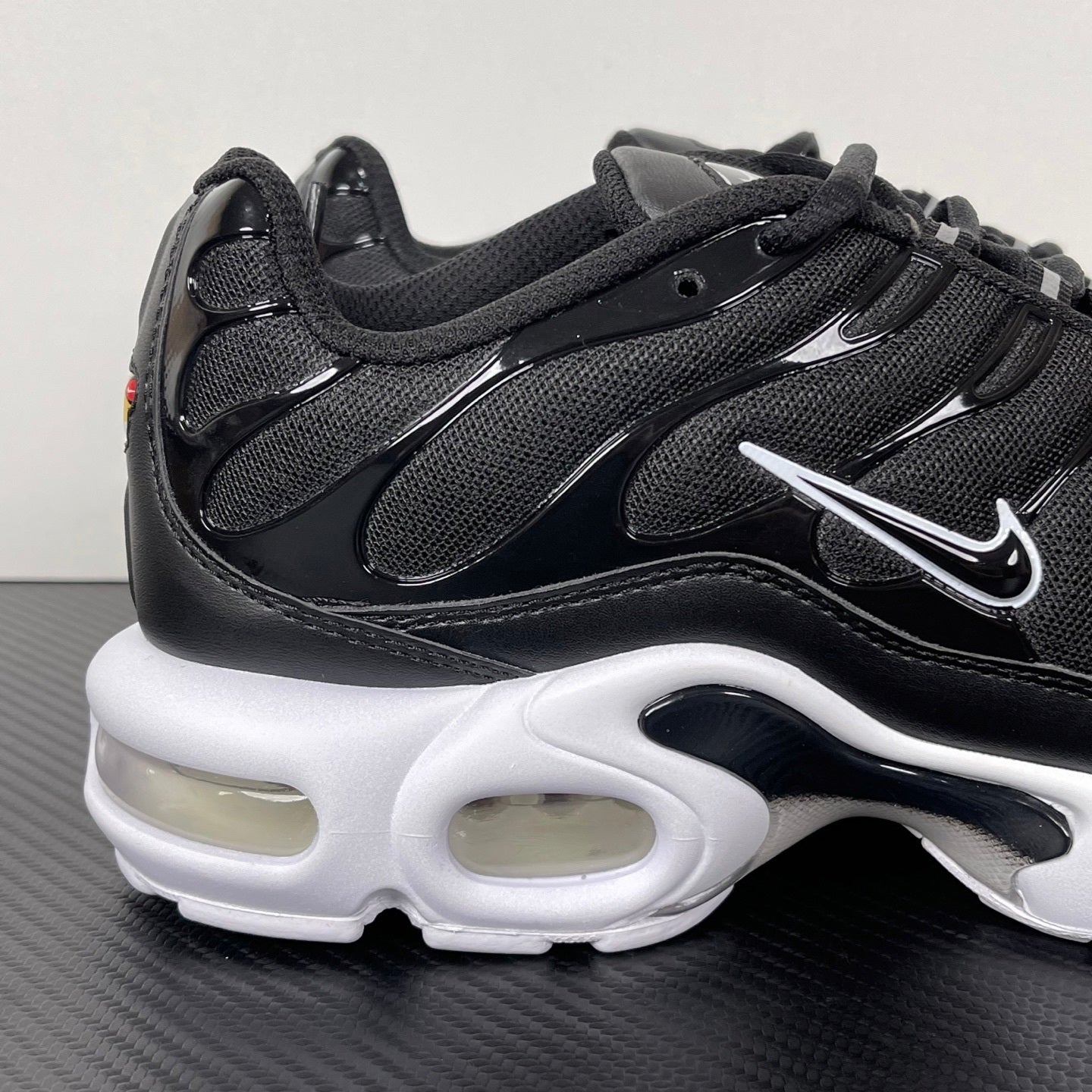 TN  Black White