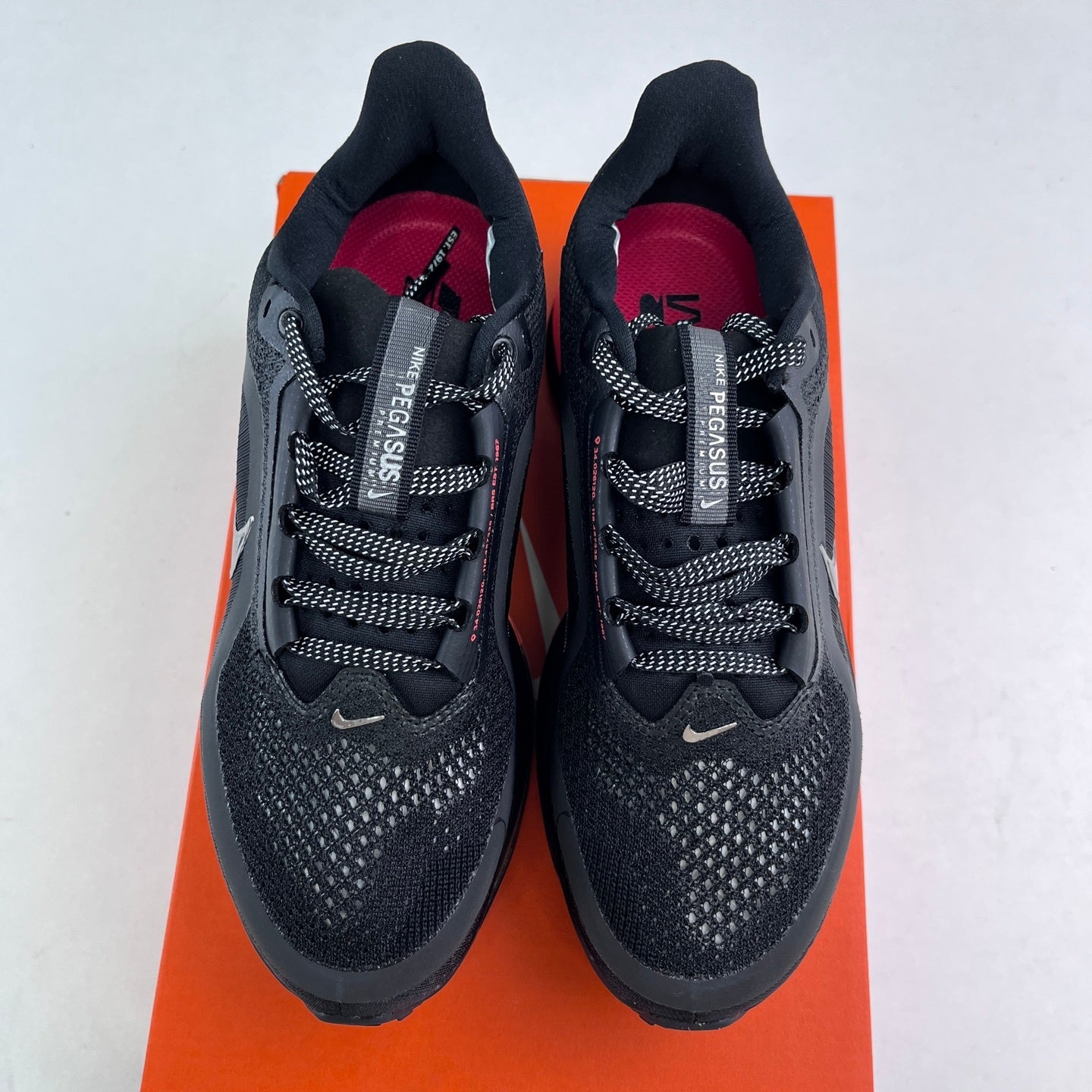 Pegasus Premium Black/Red