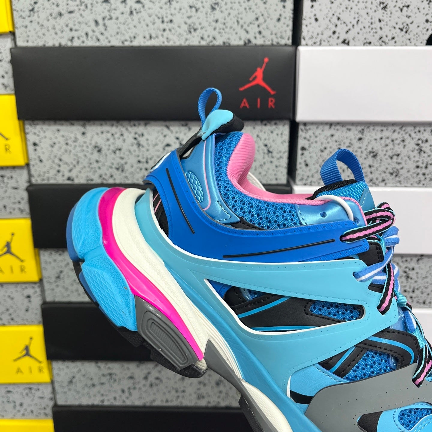 BLG Track Light Blue Pink