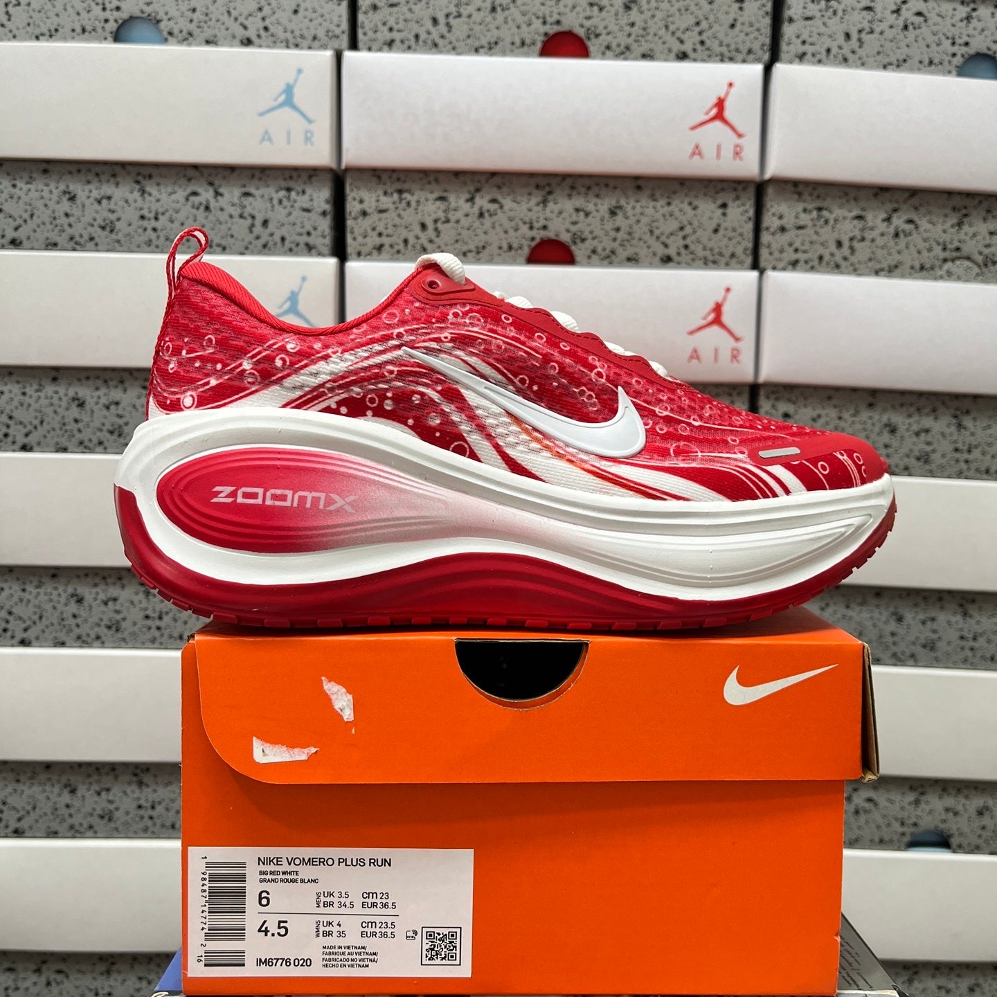 Vomero Plus Red White