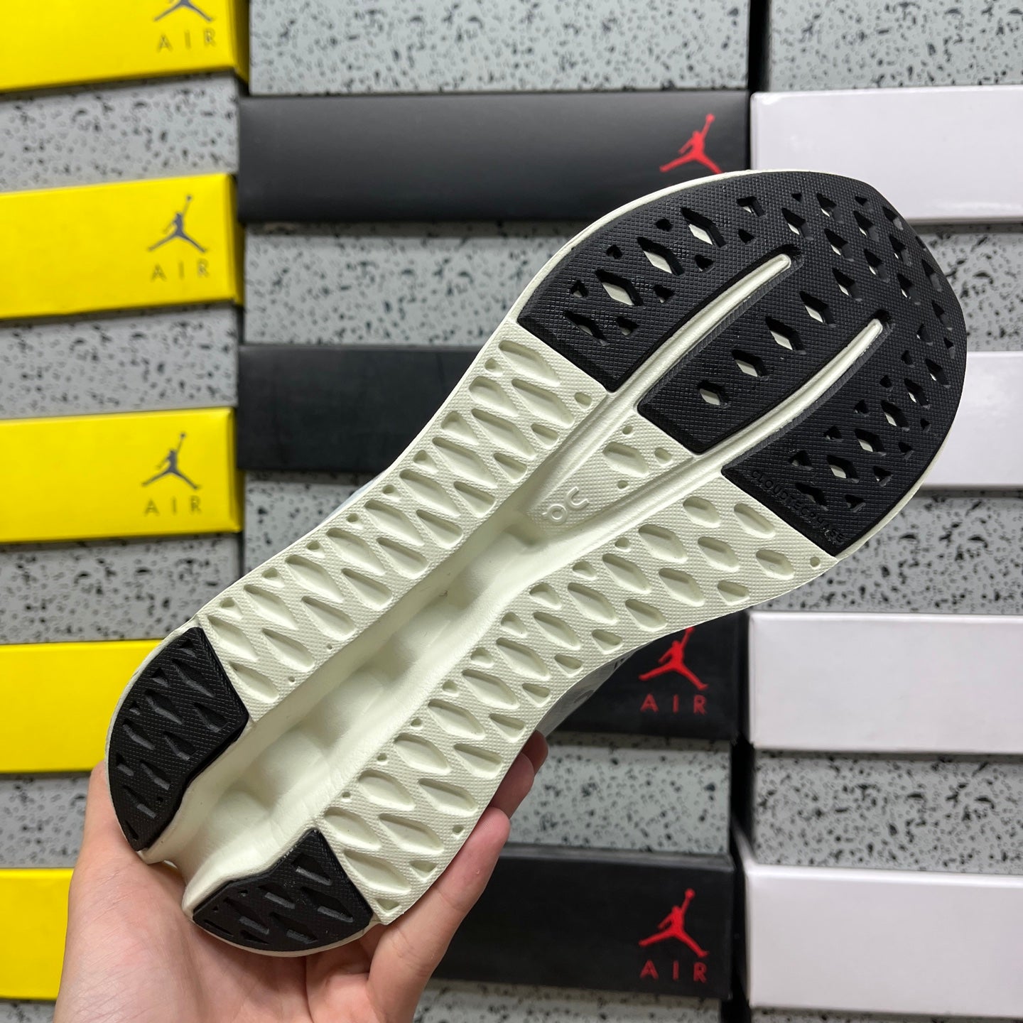 On Cloudsurfer Mineral Aloe