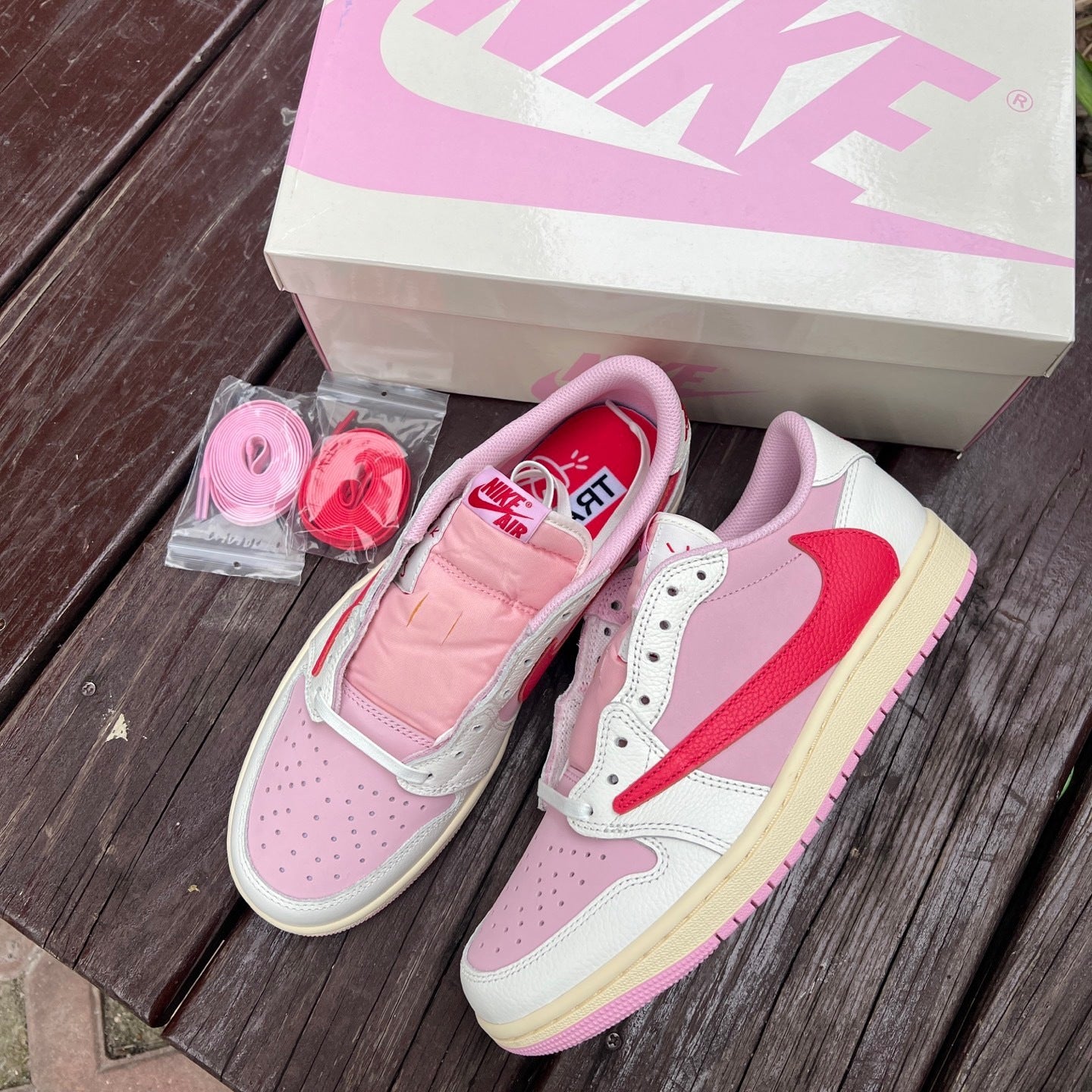 AJ1 Travis Reverse Mocha Pink