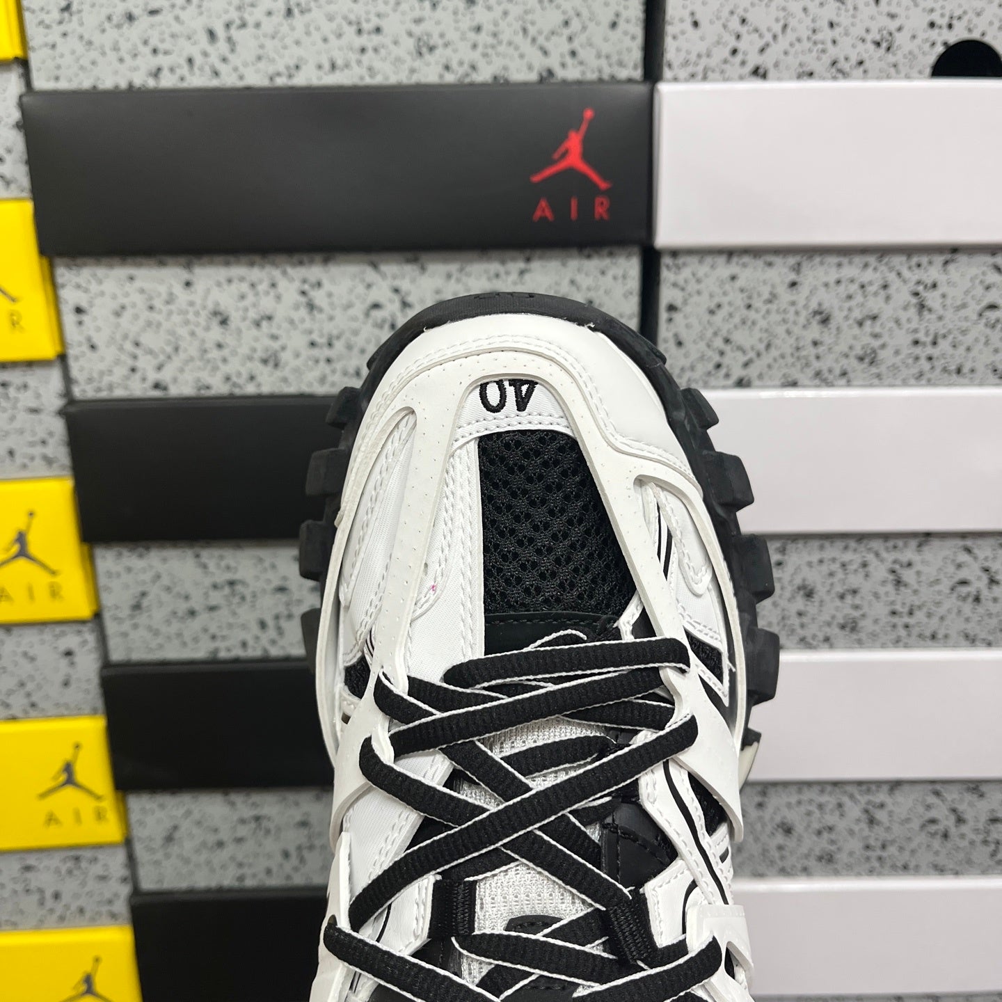 BLG Track White Black