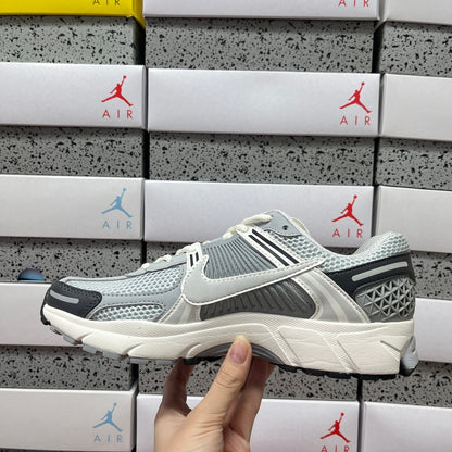 Vomero 5 Metallic Silver
