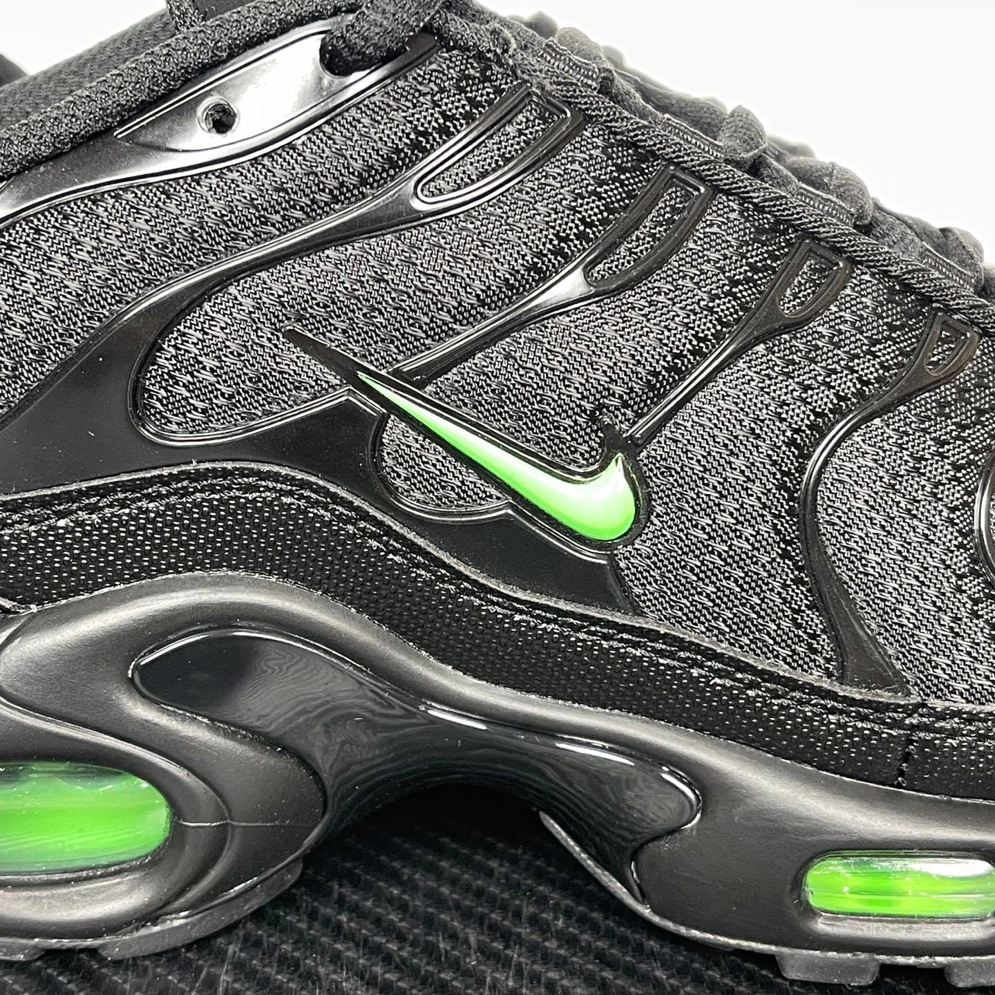 TN Black Green Strike