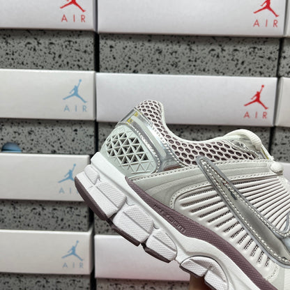 Vomero 5 Grey Metallic Silver