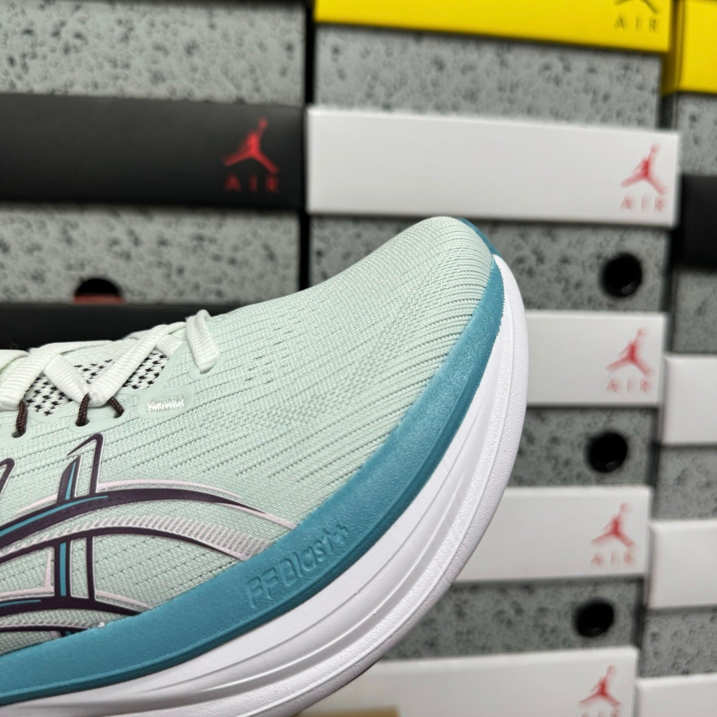 GEL-NIMBUS 28 Light Blue
